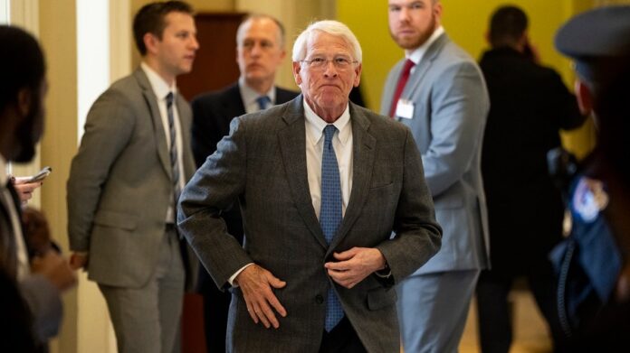 senate-armed-services-chair-sees-‘no-evidence-of-war-crimes’-after-inquiry-into-boat-strikes 