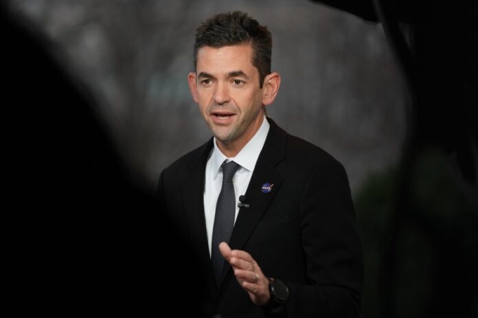 trump-chooses-to-go-back-to-the-moon-—-and-to-do-it-this-decade