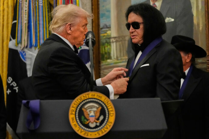 trump-awards-medals-to-kennedy-center-honorees-in-oval-office-ceremony