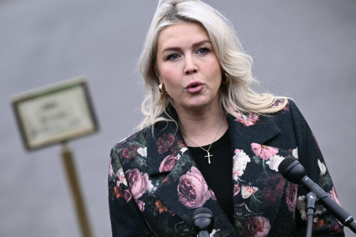 ‘it’s-insulting’:-leavitt-pans-joe-kent-over-white-house-resignation