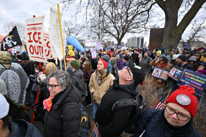 ‘no-kings’-rallies-draw-crowds-across-us,-in-europe.-springsteen-headlines-minnesota-demonstration