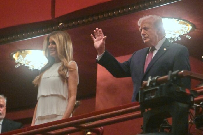 trump-mostly-cheered-while-attending-opening-night-of-‘chicago’-at-the-kennedy-center