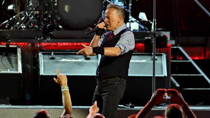 springsteen-calls-trump-‘racist’-and-‘treasonous’-at-dc-show