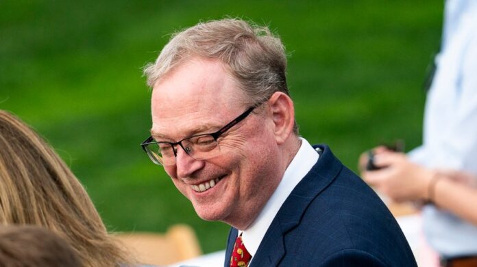 hassett-predicts-oil-will-flow-through-strait-of-hormuz-in-‘a-month-or-two’