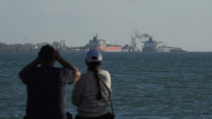 senate-democrats-demand-reinstatement-of-sanctions-on-russian-oil