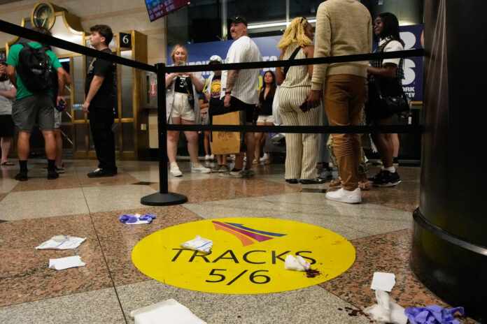 6-people-hurt-in-stabbings-at-new-york’s-penn-station-with-a-suspect-in-custody,-authorities-say