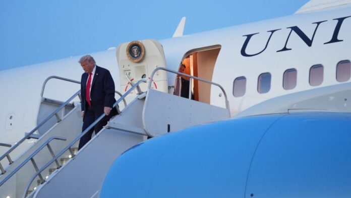 white-house-officials-bid-farewell-to-air-force-one-plane-used-since-1990