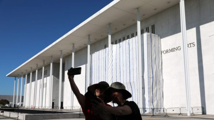 kennedy-center-tarp-an-‘act-of-petty-defiance’:-democrat