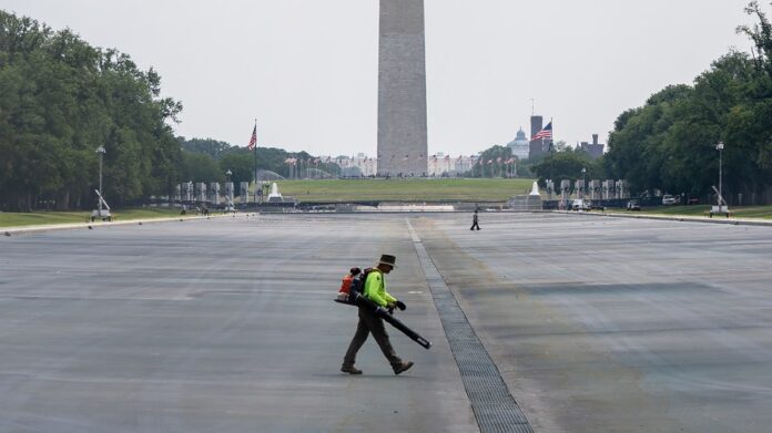 almost-2-in-3-feel-dissatisfied-or-upset-with-trump-ballroom,-reflecting-pool,-arch-projects:-survey